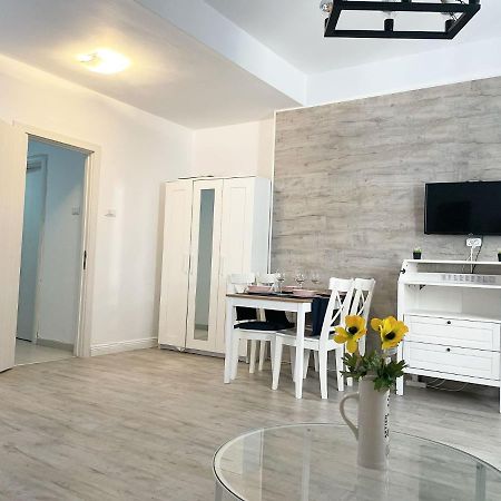 White Apartment Bukares Bagian luar foto