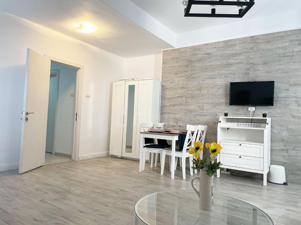 White Apartment Bukares Bagian luar foto
