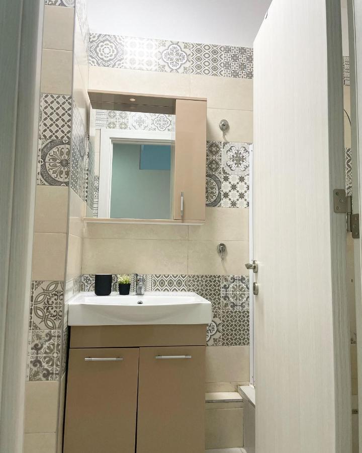 White Apartment Bukares Bagian luar foto