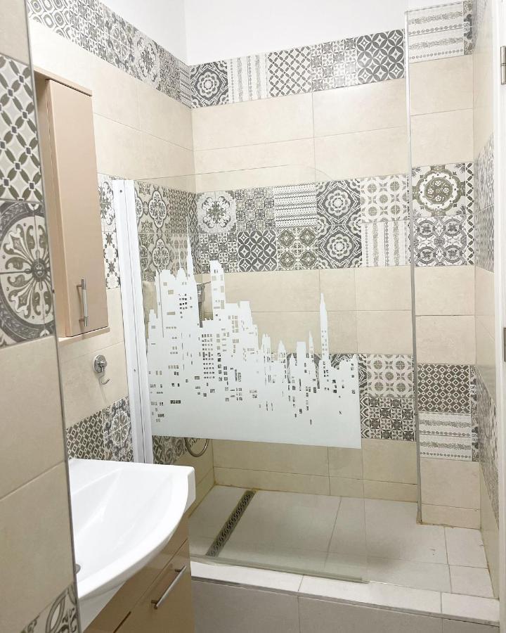 White Apartment Bukares Bagian luar foto
