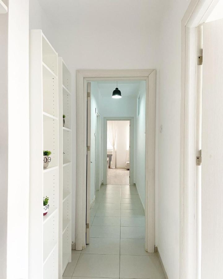 White Apartment Bukares Bagian luar foto